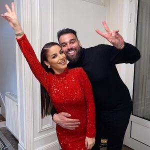 Kamila Tir-Abdelali Instagram - Happy new year 🎉 Que Dieu vous bénisse, vous protège de tout mal et vous accorde une bonne santé !! Soyez comblés d’amour 🥰❤️ Gros bisous. Mom and Dad 😘
