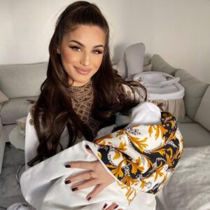Kamila Tir-Abdelali Instagram - Aujourd’hui est un jour spécial et très important pour nous ! C’est le jour de la circoncision de notre fils pour ses 14 jours ✨J’étais très stressée mais grâce à Dieu, tout s’est bien passé, el hemdoulileh 🙏🏼 Je t’aime fort mon Kenan, mon bébé courageux 💙
