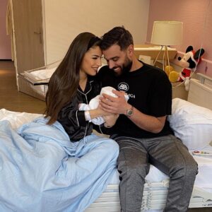 Kamila Tir-Abdelali Instagram - Bienvenue au monde mon petit bébé préféré, Kenan Noré Abdelali. 
Dieu nous a fait descendre cet ange du ciel pour venir combler nos vies. Désormais le Paradis se trouve sous mes pieds grâce à toi mon ange. Je te protégerai et t’aimerai toute ma vie mon fils, le petit trésor qui manquait à notre vie et qui lui donne encore plus de sens à présent. Nous voilà désormais une vraie famille @noreofficiel je suis comblée. Je crois qu’il n’y a pas de mots assez forts pour décrire ce sentiment de bonheur intense 💙🙏🏼
🤍 Baby KenaN 🤍