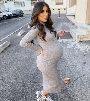 Kamila Tir-Abdelali Instagram - Prête à attaquer ma 39 ème semaine 💣💥 Trop impatiente jvous jure🔥 Mon docteur m’a annoncé que notre bébé ne dépassera pas 2,8kg/3kg grand max ! On verra si cette estimation est juste... Je suis surexcitée, ça approche 🤗🙏🏼💙