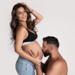 Kamila Tir-Abdelali Instagram – Alors, vous avez des idées sur le prénom de notre bébé ? Jusqu’ici, seulement deux personnes ont trouvés lol à vos claviers je veux voir qui s’en rapproche le plus 🥰 Réponse le jour J bien sûr mais c’est un petit kiff personnel de lire vos réponses 😘
