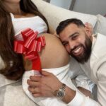 Kamila Tir-Abdelali Instagram – Joyeux anniversaire daddy de mon fils, roi de mon coeur @noreofficiel 🎂💙 Ton cadeau a un peu de retard et arrive dans moins d’un mois 🥰🎁👶🏻