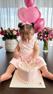 Kamila Tir-Abdelali Instagram - Nous y sommes 🥺 … Heureux de vous présenter le coeur de notre coeur, Adria. Joyeux anniversaire notre fille chérie. Notre amour pour toi est tellement immense qu’aucun mot ne peut l’exprimer. Que Dieu t’accorde une longue et douce vie 🤲🏼 Émus de vous partager ce bonheur 🤍