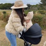Kamila Tir-Abdelali Instagram - Première balade en famille aujourd’hui, j’étais aux anges ! Bon même si notre petit Keny a dormi tout le long c’était trop bien de prendre l’air avec lui, je me suis régalée !! La première photo c’est le mood de ma journée 🤍