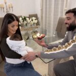 Kamila Tir-Abdelali Instagram - Kenan à un mois aujourd’hui 🎂🎉 Je réalise pas... Il y a pile un mois on a fait la plus belle rencontre de notre vie. Il grandit tellement, change chaque jour, trop d’amour pour lui !!! Longue vie à toi mon fils chéri 💙