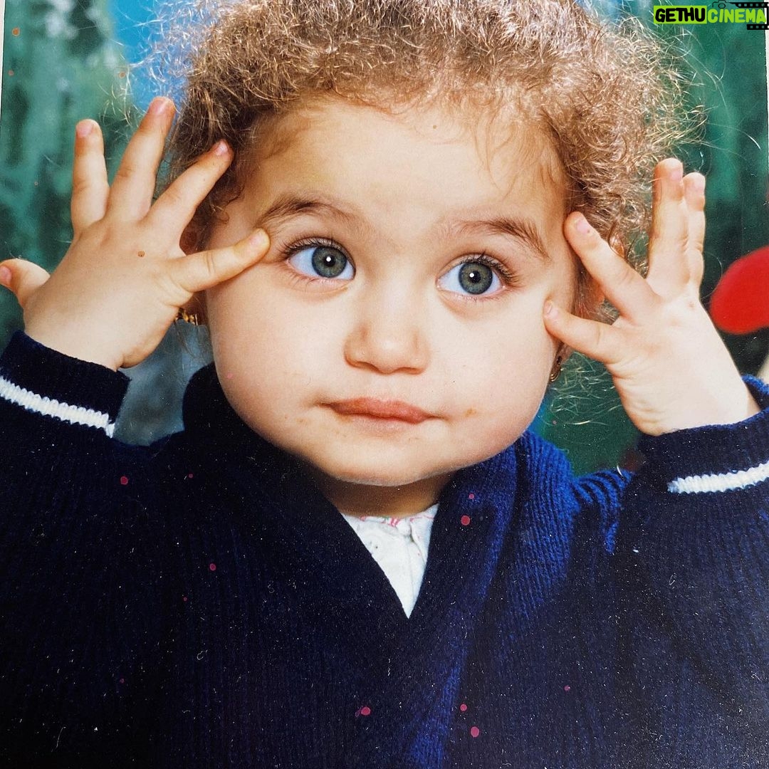Kamila Tir-Abdelali Instagram - Parfois j’essaie de m’imaginer à quoi il va ressembler en regardant des photos de nous bébés mais c’est trop dur de définir son visage lol. En tout cas une chose est sûre, c’est qu’il aura des bonnes joues comme ses parents @noreofficiel lol 🥰👶🏻🤍