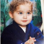 Kamila Tir-Abdelali Instagram - Parfois j’essaie de m’imaginer à quoi il va ressembler en regardant des photos de nous bébés mais c’est trop dur de définir son visage lol. En tout cas une chose est sûre, c’est qu’il aura des bonnes joues comme ses parents @noreofficiel lol 🥰👶🏻🤍