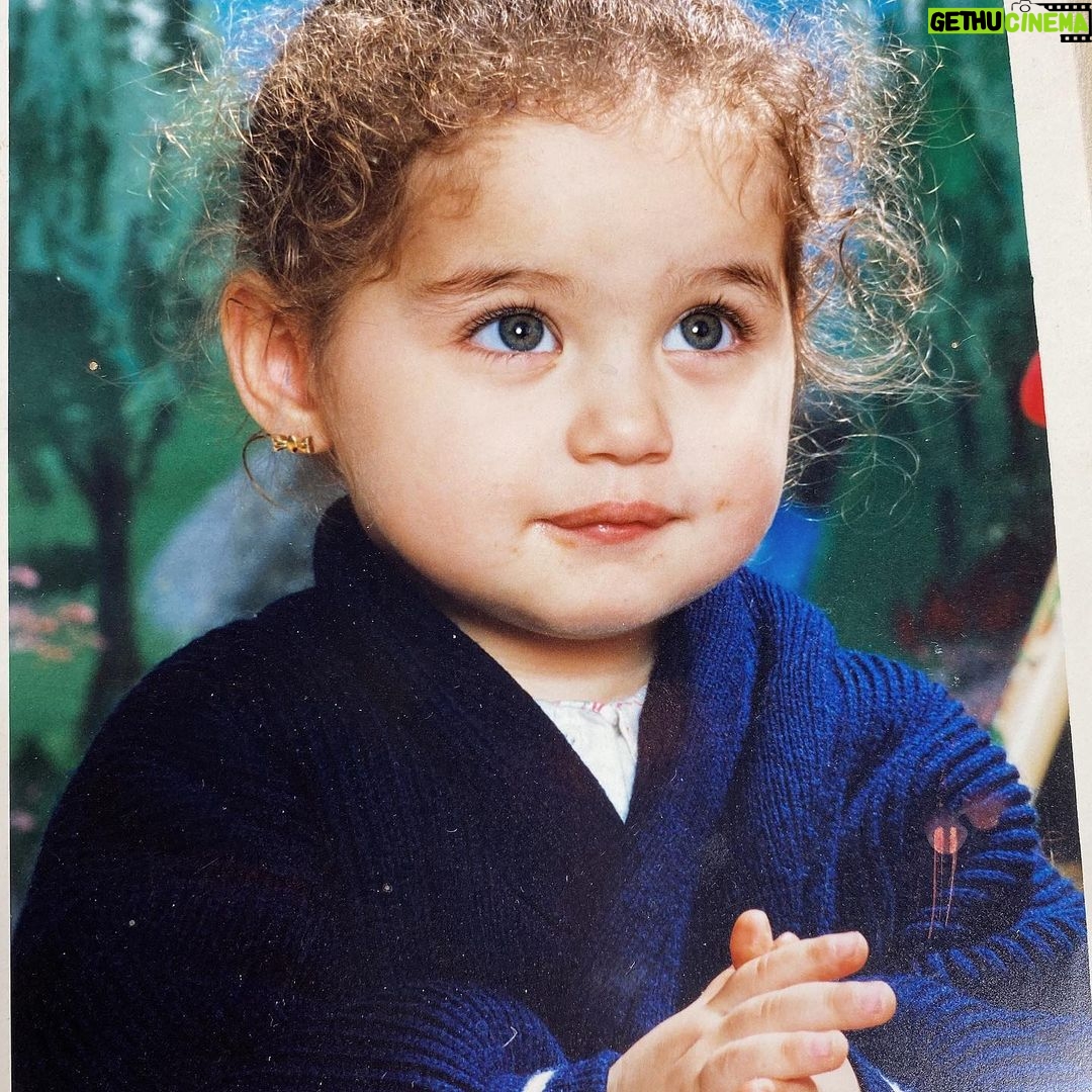 Kamila Tir-Abdelali Instagram - Parfois j’essaie de m’imaginer à quoi il va ressembler en regardant des photos de nous bébés mais c’est trop dur de définir son visage lol. En tout cas une chose est sûre, c’est qu’il aura des bonnes joues comme ses parents @noreofficiel lol 🥰👶🏻🤍