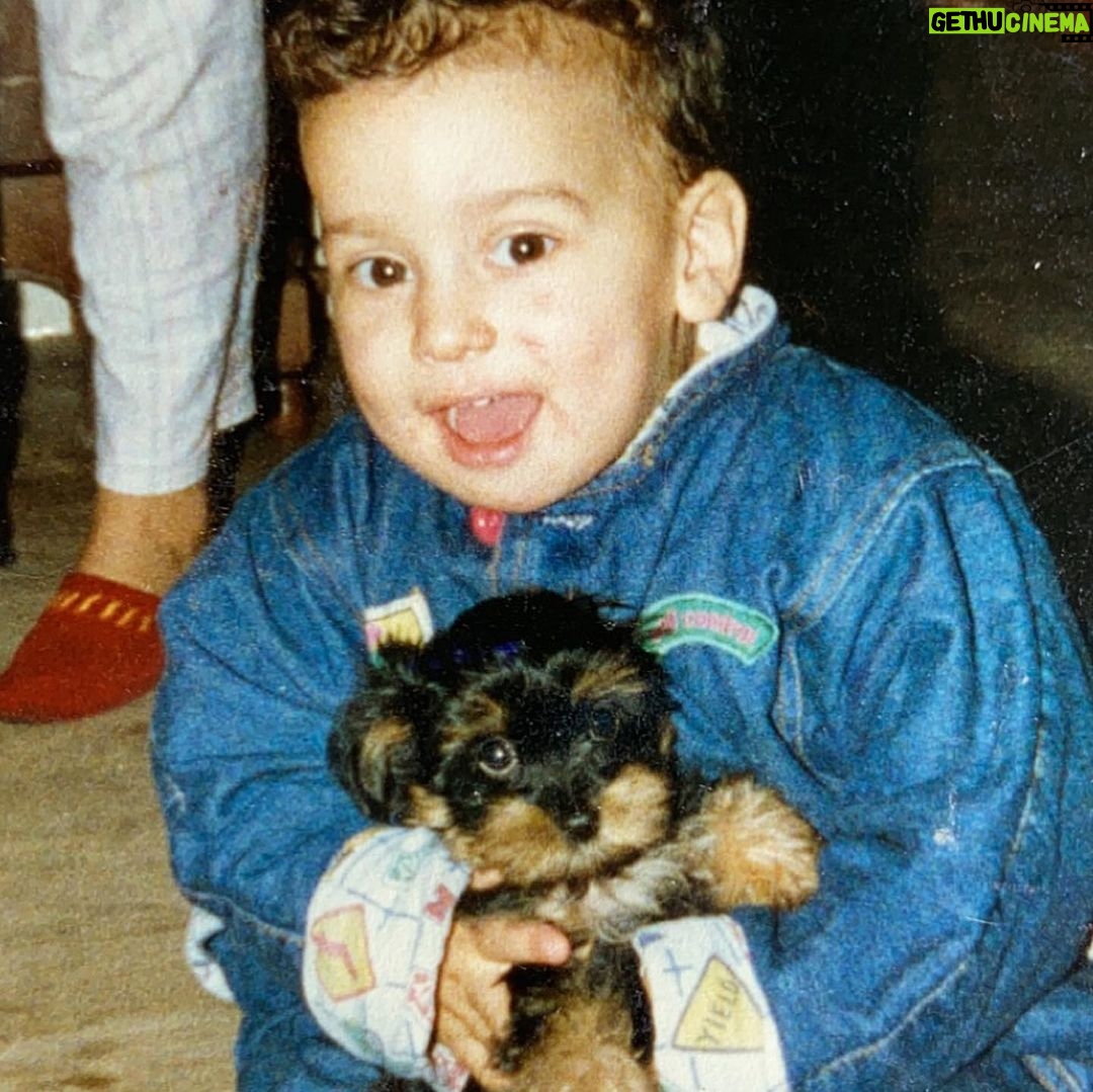 Kamila Tir-Abdelali Instagram - Parfois j’essaie de m’imaginer à quoi il va ressembler en regardant des photos de nous bébés mais c’est trop dur de définir son visage lol. En tout cas une chose est sûre, c’est qu’il aura des bonnes joues comme ses parents @noreofficiel lol 🥰👶🏻🤍