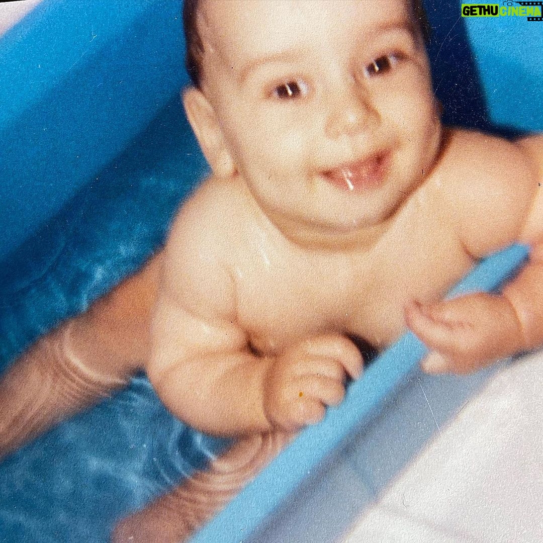 Kamila Tir-Abdelali Instagram - Parfois j’essaie de m’imaginer à quoi il va ressembler en regardant des photos de nous bébés mais c’est trop dur de définir son visage lol. En tout cas une chose est sûre, c’est qu’il aura des bonnes joues comme ses parents @noreofficiel lol 🥰👶🏻🤍