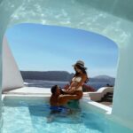 Kamila Tir-Abdelali Instagram - KN concours surprise ✨✈️🌍 Vous ne vous y attendiez sûrement pas mais le KN concours est de retour ! Et cette fois ci, une nouvelle destination jamais encore proposée, la Grèce, est plus précisément Santorin 🇬🇷 Vous avez suivis notre escapade durant ces 4 jours et nous vous proposons de vivre le même séjour que nous dans le fabuleux hôtel où nous avons séjourné. Cette offre inclus 3 nuitées au sein du luxueux @chelidonialuxurysuites dans la même suite que nous ( Olive tree suite ) avec petit déjeuner inclus pour deux personnes. Offre valable jusqu’au 30 septembre inclus. Pour y participer c’est toujours aussi simple, il faut s’abonner à @noreofficiel et moi, ainsi qu’à l’hôtel @chelidonialuxurysuites qui tirera au sort le gagnant et tagger la personne de votre choix. Bonne chance à tous, on vous love 🤍 KN Chelidonia Luxury Suites
