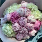 Kamila Tir-Abdelali Instagram - Joyeuse fêtes des mères mes girls ✨ Ma troisième cette année en ayant se statue et ce rôle qui me comble grave ! Une pensée comme à chaque fois à celles qui sont parti trop tôt, à celles qui aimeraient le devenir, aux mamAnges, c’est important de penser à tous le monde ce jour là je trouve ! Love u toutes ++++ 🤍