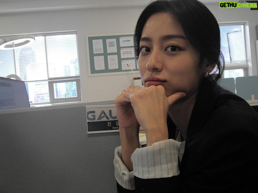 Kang Min-ah Instagram - 가우스전자 또 얼마나 웃길까…,,,,