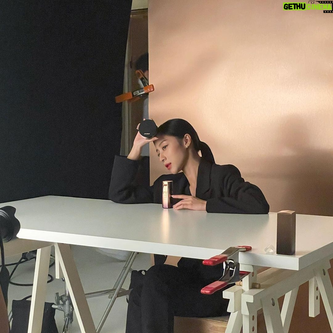 Kang Min-ah Instagram - 🖤 @giverny_korea 🖤