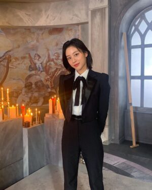 Kang Min-ah Instagram - 🖤🍗🤤 #굽네치킨 #갈릭마왕