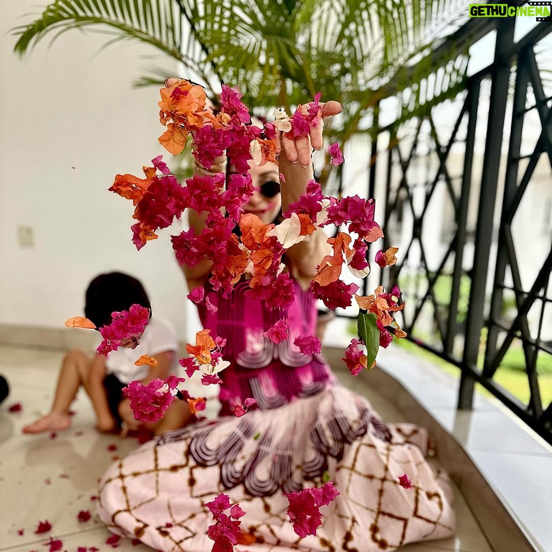 Kanika Kapoor Instagram - Holi hai 🌺🌸🌼🌸🌺🌸🌼 Lagos, Nigeria