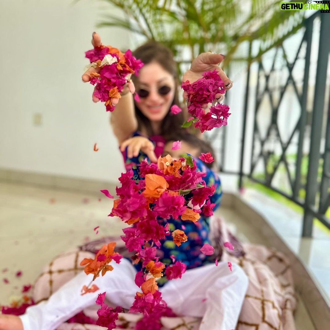 Kanika Kapoor Instagram - Holi hai 🌺🌸🌼🌸🌺🌸🌼 Lagos, Nigeria