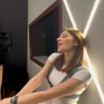 Kanika Kapoor Instagram - Waiting for your reels on #koka 😛 Thank you @drishaanramkisson for the natural fix on my face! P.S - This video has no filter! @lavidaclinic.ae