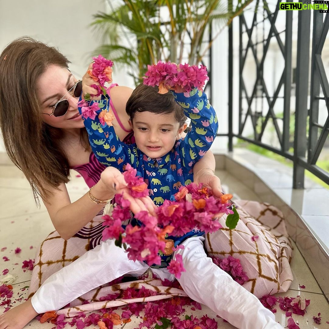 Kanika Kapoor Instagram - Holi hai 🌺🌸🌼🌸🌺🌸🌼 Lagos, Nigeria