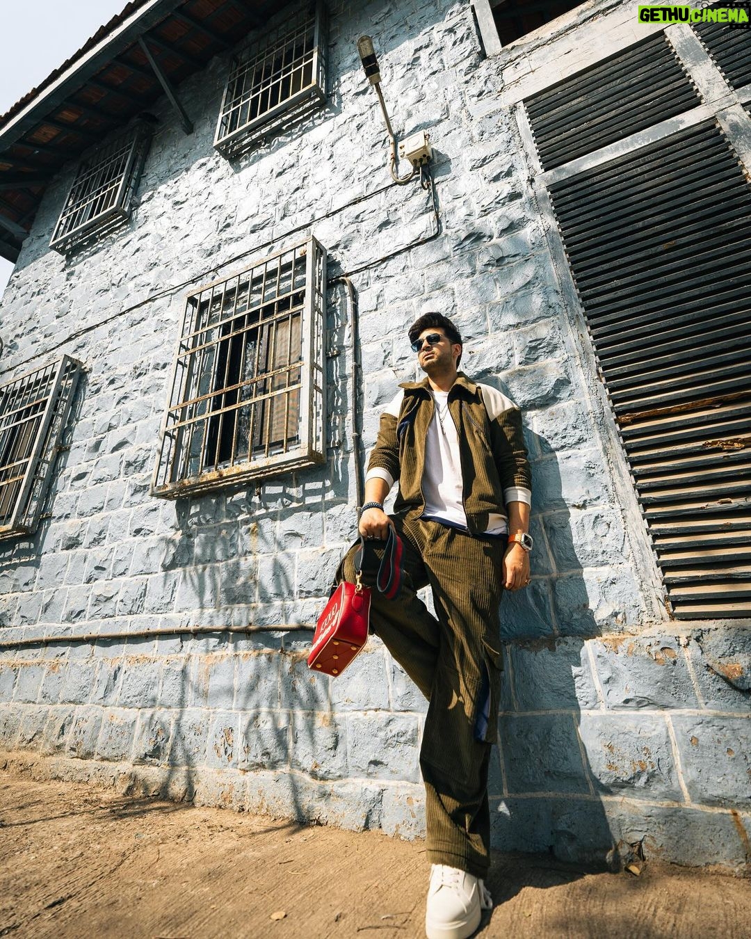 Karan Kundrra Instagram - lean back relax ‘n enjoy the ride..