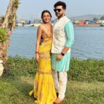 Karan Kundrra Instagram - Khushiyaan da chadeya ajj vellaa vey..! @tejasswiprakash @sharyumahale @kyle.dempsey3 ❤️❤️ Tejasswi: Styled by @akankshakawediastyle Outfit @forampatel_official Jewellery @aquamarine_jewellery