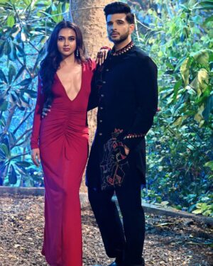Karan Kundrra Instagram - When you’re with the right person.. there are no challenges in love ❤️‍🔥Don’t Forget to watch #TemptationIslandIndia with my own little red hot temptation @tejasswiprakash tonight at 8 only on @officialjiocinema 

Outfit: @bharat_reshma