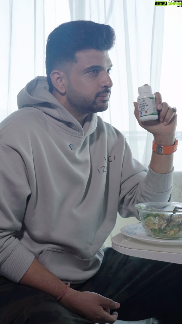 Karan Kundrra Instagram - Work mind and body balance.. very important in the times we live in.. take care of your body and the rest will follow.. For more details please check @nveda.in Symptoms of Calcium Deficiency Back or body pain, Tiredness or Fatigue, Hairfall, Brittle nails,Coarse hair, Dry skin For free Consultation with Nveda Doctors call at 9008652145 #nveda #calcium #tiredness #fatigue #healthyhair #cleanskin #haircare #skincare #jointcare