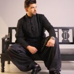 Karan Kundrra Instagram - kaala kurta.. kaali kaar.. kaale sheeshe! Styled by: @camy1411 Wearing: @jayeshandkaajalshah