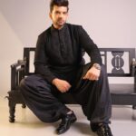 Karan Kundrra Instagram - kaala kurta.. kaali kaar.. kaale sheeshe! Styled by: @camy1411 Wearing: @jayeshandkaajalshah