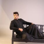 Karan Kundrra Instagram - kaala kurta.. kaali kaar.. kaale sheeshe! Styled by: @camy1411 Wearing: @jayeshandkaajalshah