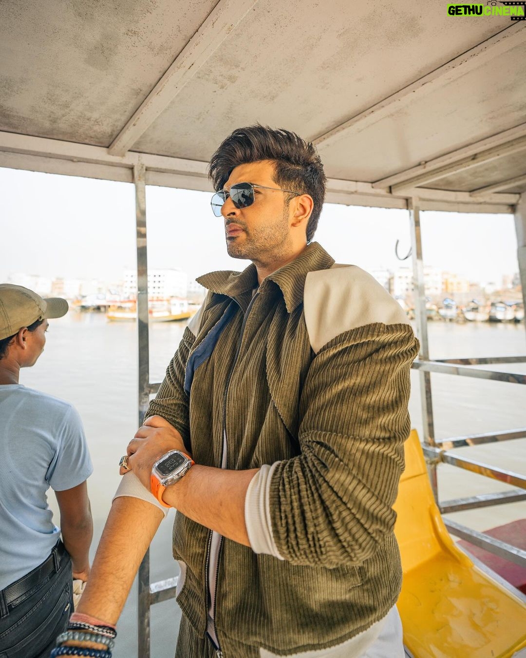 Karan Kundrra Instagram - lean back relax ‘n enjoy the ride..