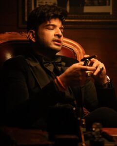 Karan Kundrra Instagram - Yeh jo record todey hain aap logon ne.. uske liye bohot bohot shukriya #LoveAdhura Outfit: @suitup.in Styling: @stylebysaachivj Asst: @baharberii