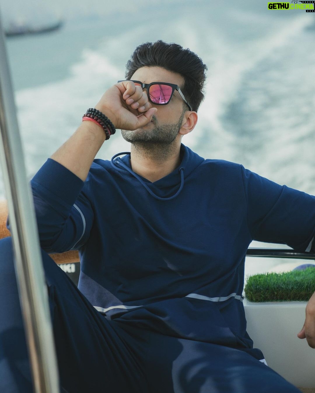 Karan Kundrra Instagram - kuch issliye bhi mohabbat hai tumse mere dost.. ki mera koi nahi tha.. tumhara koi toh ho..!