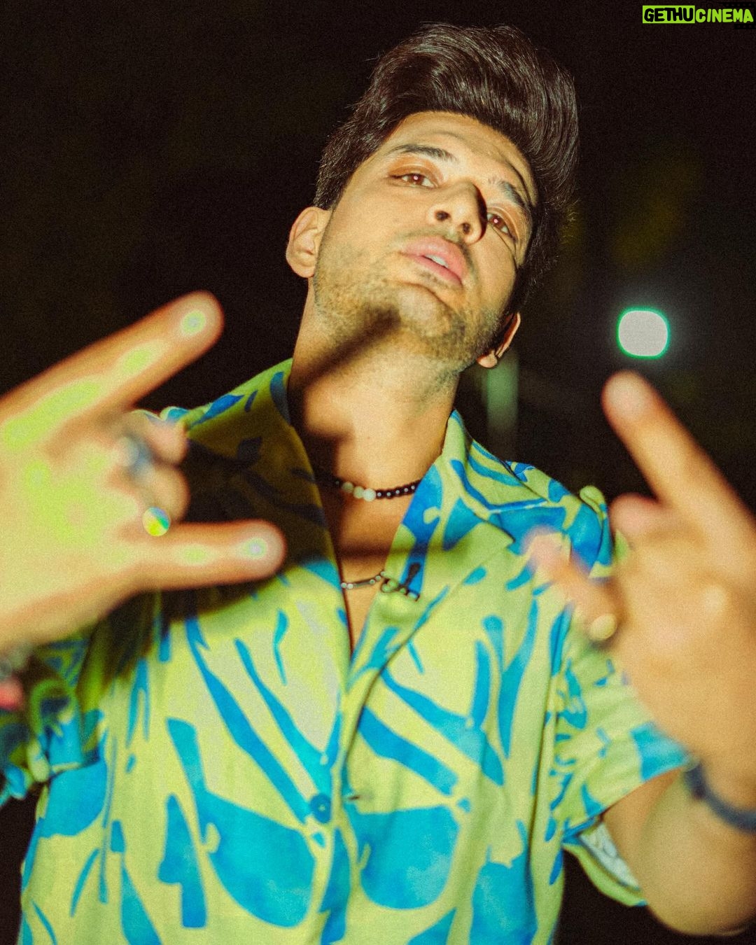 Karan Kundrra Instagram - 15 yrs of your unwavering love.. kaise kahein humein kitni mohabbat hai aapse.. forever grateful 🙏🏼 time for a new era.. apaa fer milaange.. faaaaadke!!!