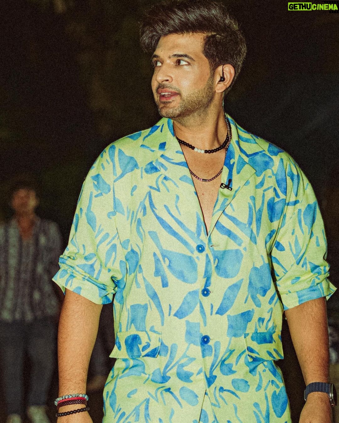 Karan Kundrra Instagram - 15 yrs of your unwavering love.. kaise kahein humein kitni mohabbat hai aapse.. forever grateful 🙏🏼 time for a new era.. apaa fer milaange.. faaaaadke!!!