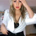 Karina 'La Princesita' Instagram - Dije nunca voy a hacer un video bailando y mírame. NUNCA DIGAS NUNCA. Lo que si me re divertí!!! No hay edad para bailar y sentirse feliz 🔥 Seguime en tik tok de paso 😜 y yo le digo la modelo 🎶🎶de @wisinyyandel y @farrukoofficial 🤣🤣🤣