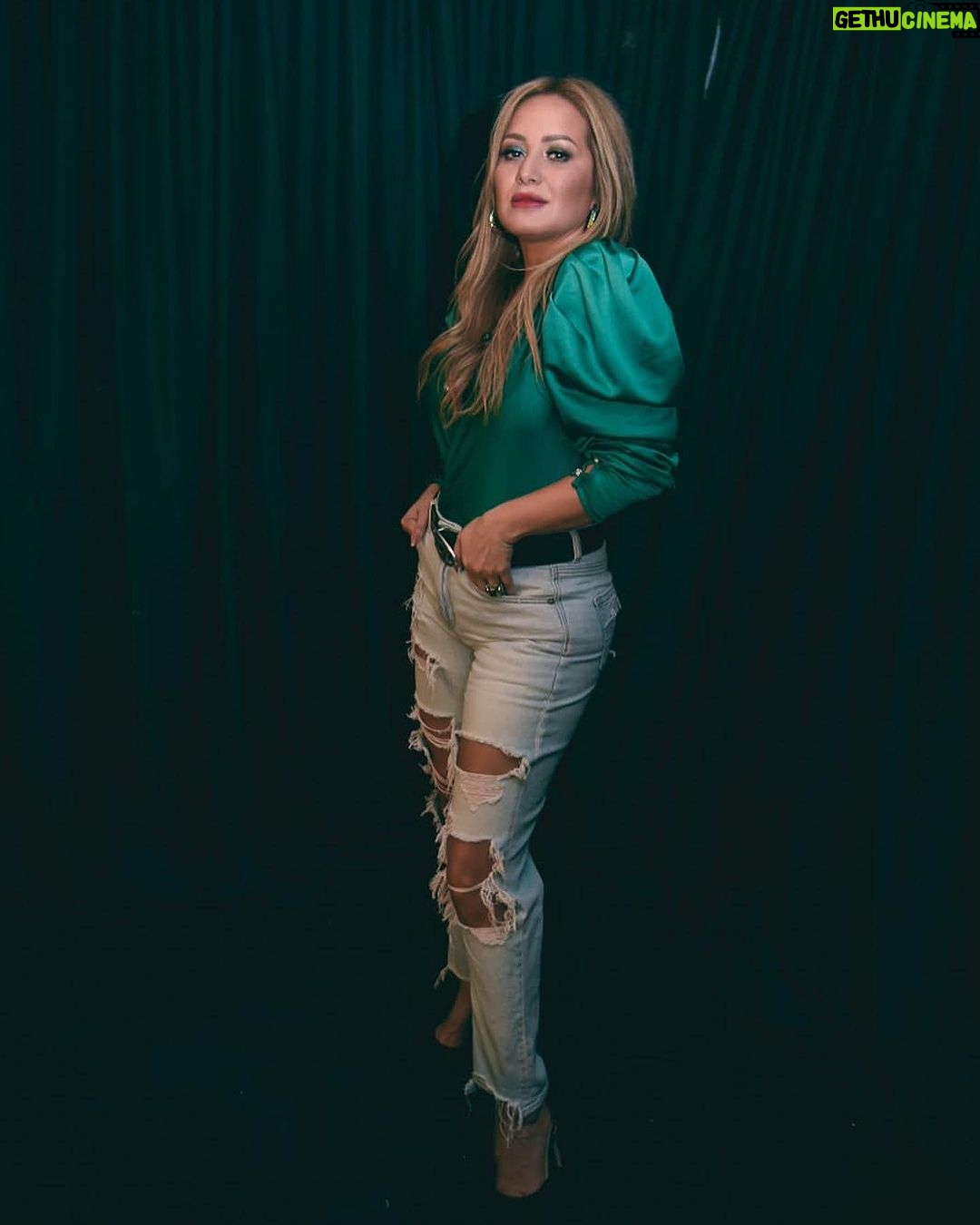 Karina 'La Princesita' - 156.7K Likes - Entrando al escenario
Viendo si todo estΓ‘ bien
Pose 1
Pose 2
Me colguΓ© pensando en no sΓ©
SaliΓ³ selfie 1
Selfie 2
Me fui
Gracias Corrientes
@rodrigomesina
@luciaoxamakeup