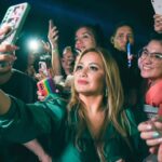 Karina 'La Princesita' Instagram - Entrando al escenario Viendo si todo está bien Pose 1 Pose 2 Me colgué pensando en no sé Salió selfie 1 Selfie 2 Me fui Gracias Corrientes @rodrigomesina @luciaoxamakeup Corrientes, Argentina