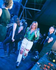 Karina 'La Princesita' Instagram - Entrando al escenario Viendo si todo está bien Pose 1 Pose 2 Me colgué pensando en no sé Salió selfie 1 Selfie 2 Me fui Gracias Corrientes @rodrigomesina @luciaoxamakeup Corrientes, Argentina