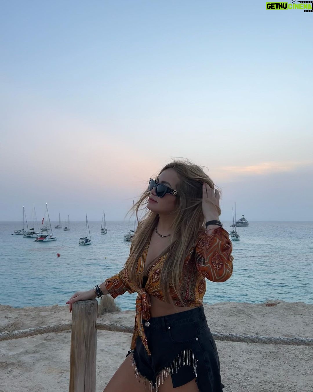 Karina 'La Princesita' - 150.2K Likes - La puesta que no fue