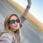 Karina 'La Princesita' Instagram - Ayer se fue, tomó sus cosas y se puso a navegar… Y se marchó. Y a su barco le llamó libertad y en el cielo descubrió…