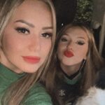 Karina 'La Princesita' Instagram - Que pasen una noche en paz y tranquilidad ❤️ les deseamos con @solcitocwirkaluk y @_queenoficial_ 🎄
