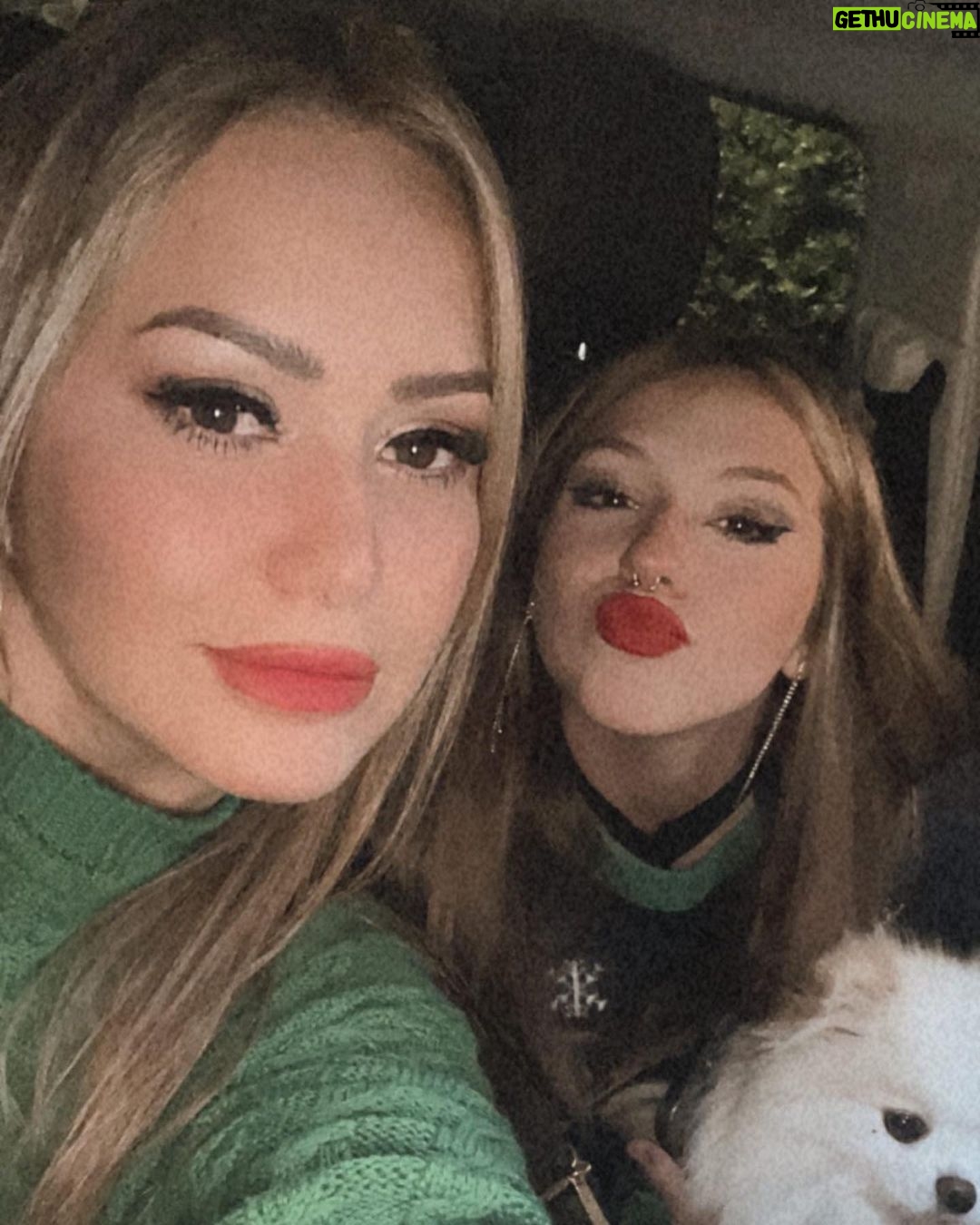 Karina 'La Princesita' Instagram - Que pasen una noche en paz y tranquilidad ❤️ les deseamos con @solcitocwirkaluk y @_queenoficial_ 🎄
