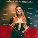Karina 'La Princesita' Instagram - Acá lo que fue @latrastiendaoficial 1 el día martes llena de emoción y risas. Gracias público hermoso por estar y en especial a mis invitados de esa noche @nestor_nblq y @ferdente Gracias por estar!!!! Placer compartir con ustedes!!! A todo el staff que la rompe y esta noche seguimos girando por Bs As!!!! Ambientación de escenario @melina_kalenchuk ❤️
