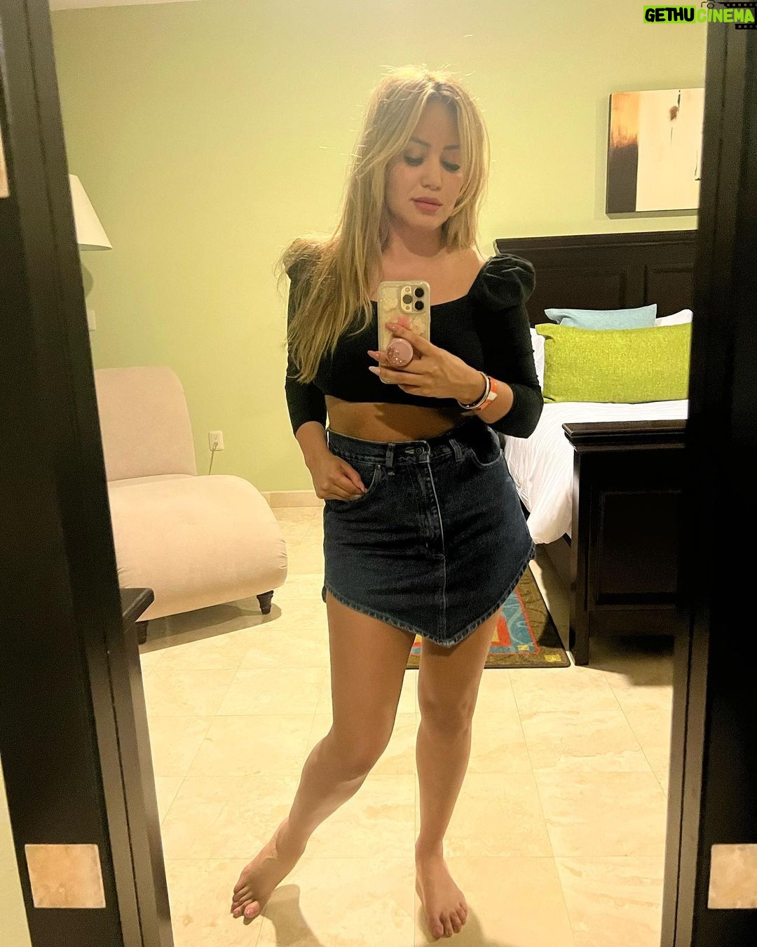 Karina 'La Princesita' - 167.6K Likes - A simple vista son todas iguales, todas lo mismo no? Pero sabes que? No! En realidad una es distinta, ΓΊnica e irrepetible