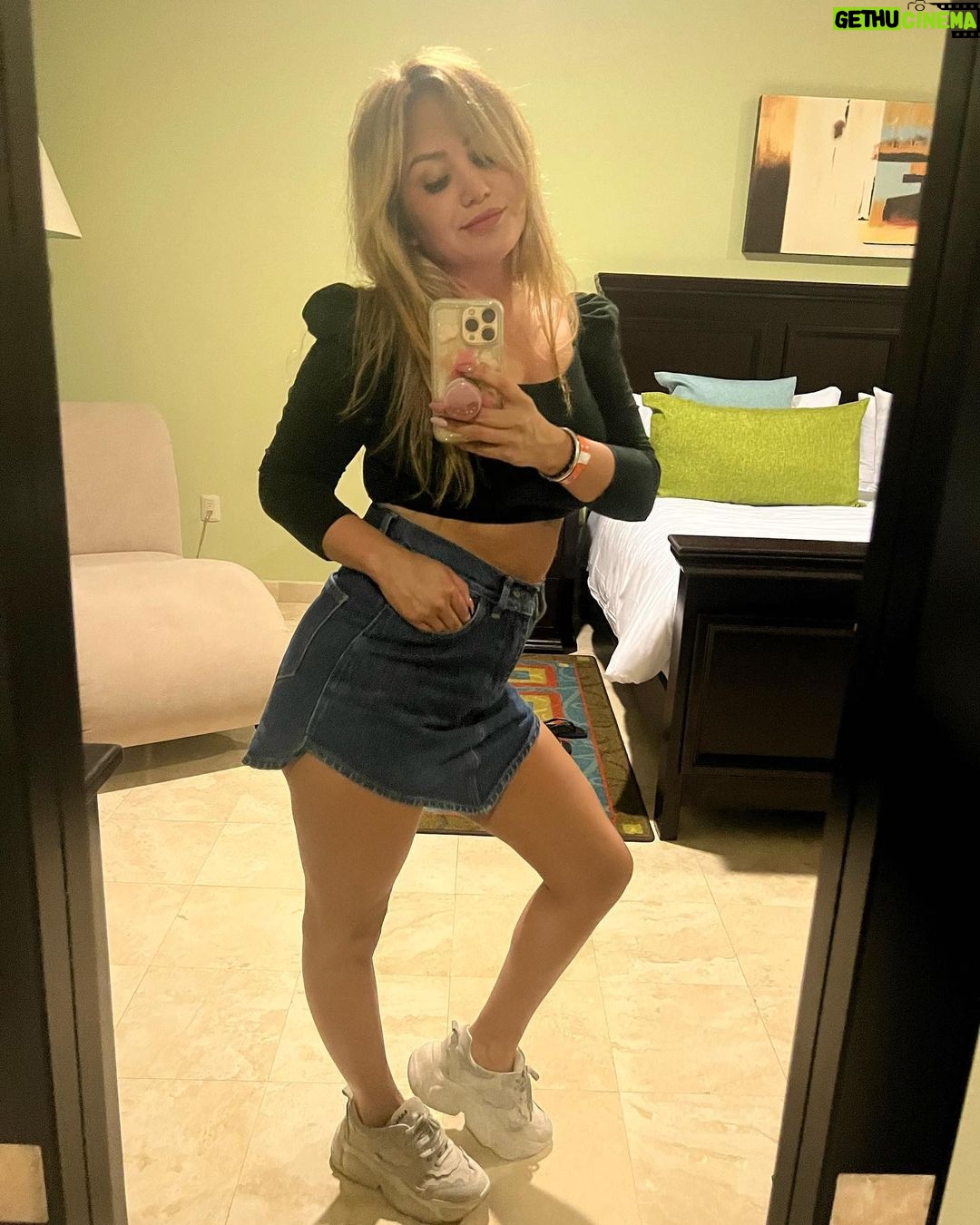 Karina 'La Princesita' - 167.6K Likes - A simple vista son todas iguales, todas lo mismo no? Pero sabes que? No! En realidad una es distinta, ΓΊnica e irrepetible