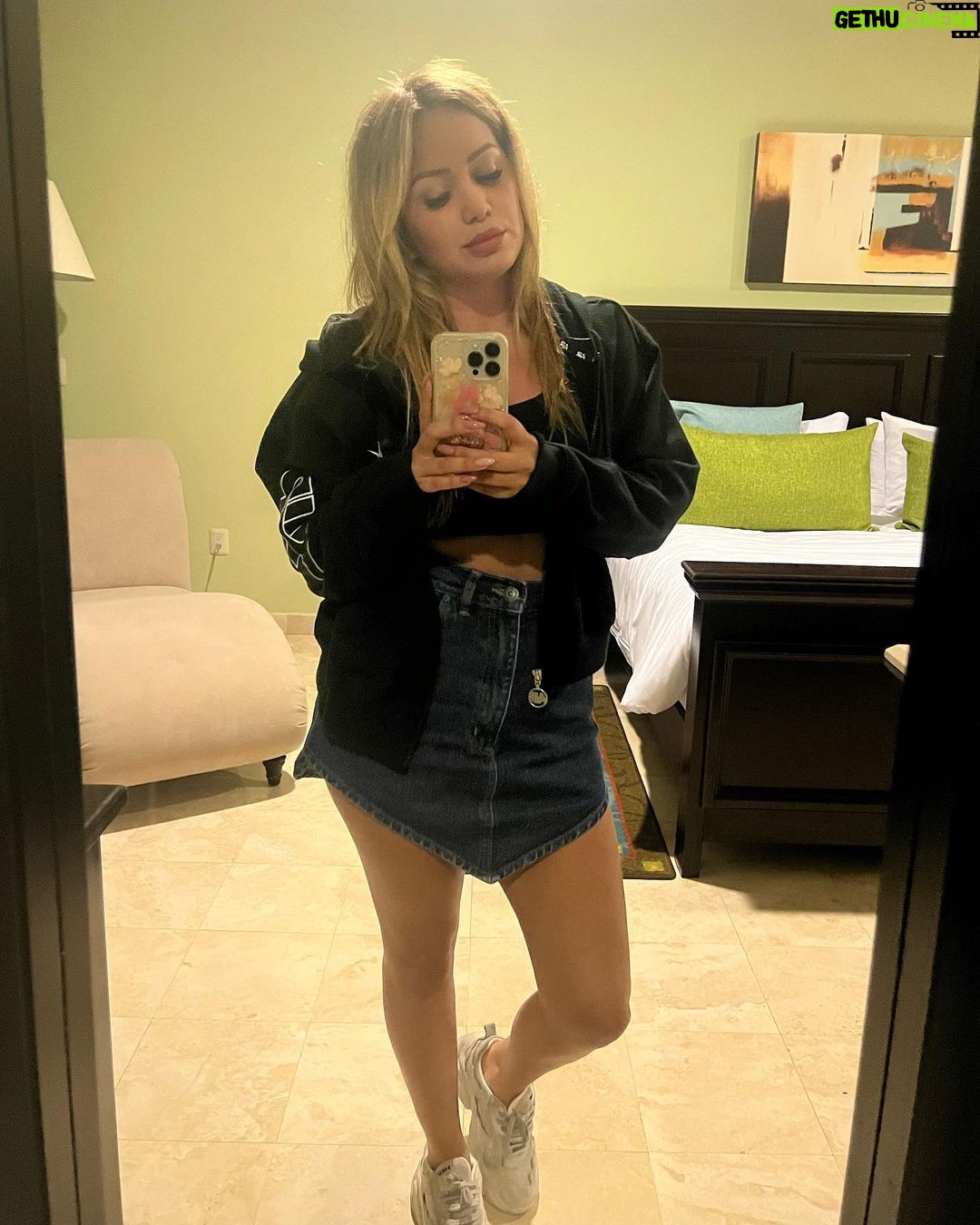 Karina 'La Princesita' - 167.6K Likes - A simple vista son todas iguales, todas lo mismo no? Pero sabes que? No! En realidad una es distinta, ΓΊnica e irrepetible