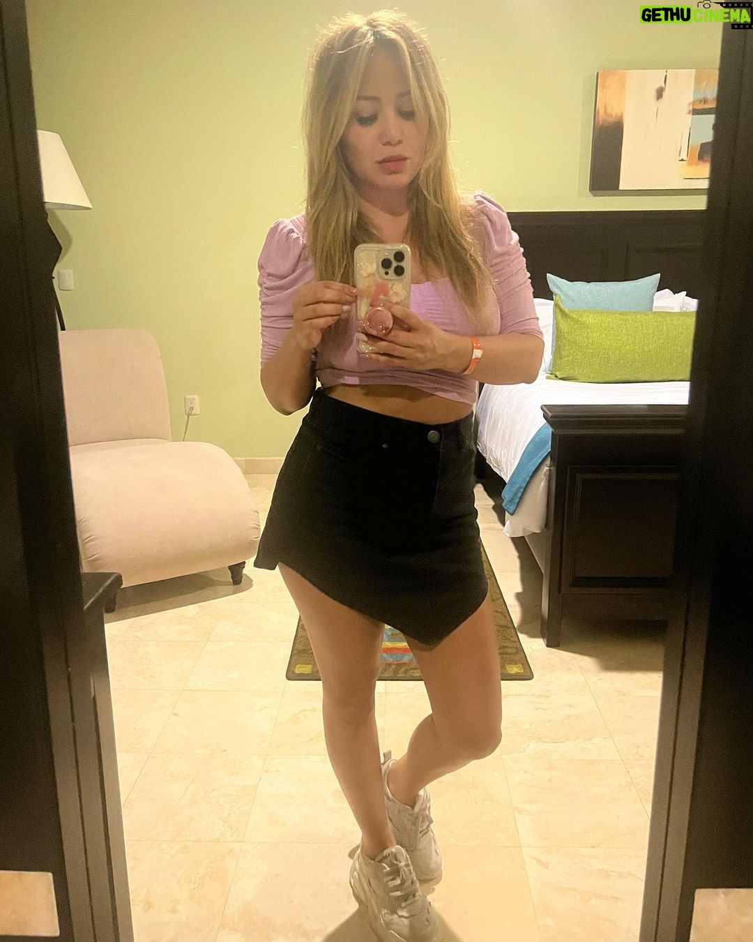 Karina 'La Princesita' Instagram - Tengo bereal AVISO