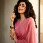 Karishma Tanna Instagram - 🩷 . . . Saree- @suta_bombay x @theboltpr Blouse- mittisae Jewellery - @sangeetaboochra x @aquamarine_jewellery Hair &make up by @shraddhamishra8 Photographer- @inaflare Styled by - @ananyaarora2013 Assisted by - @Hastii_doshii_10