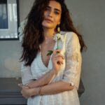 Karishma Tanna Instagram - Sunday Feels 🤍 Outfit @devnaagri Jewellery @sangeetaboochra @aquamarine_jewellery Stylist @stylebysaachivj @shefali_hairstylist.81 @mourya